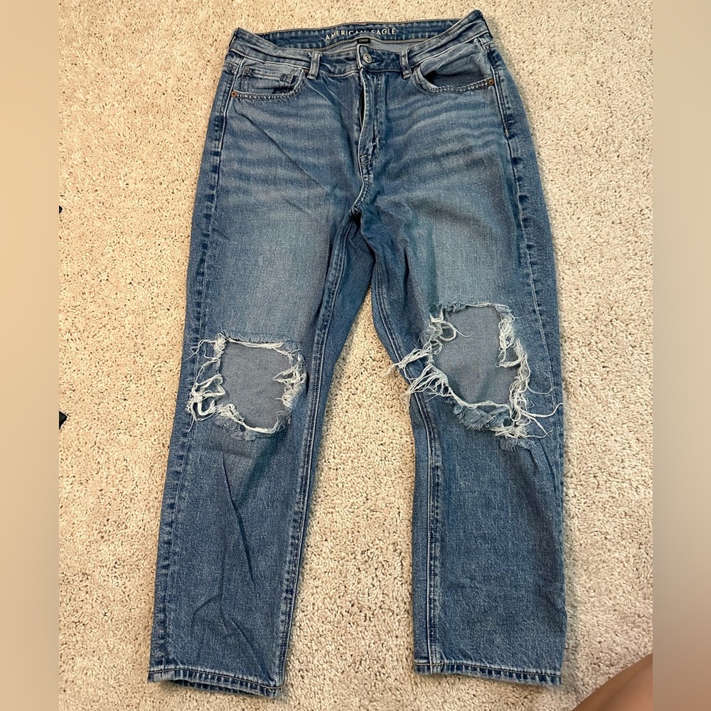 AE Blue Distressed hi rise mom Jeans (x-short)